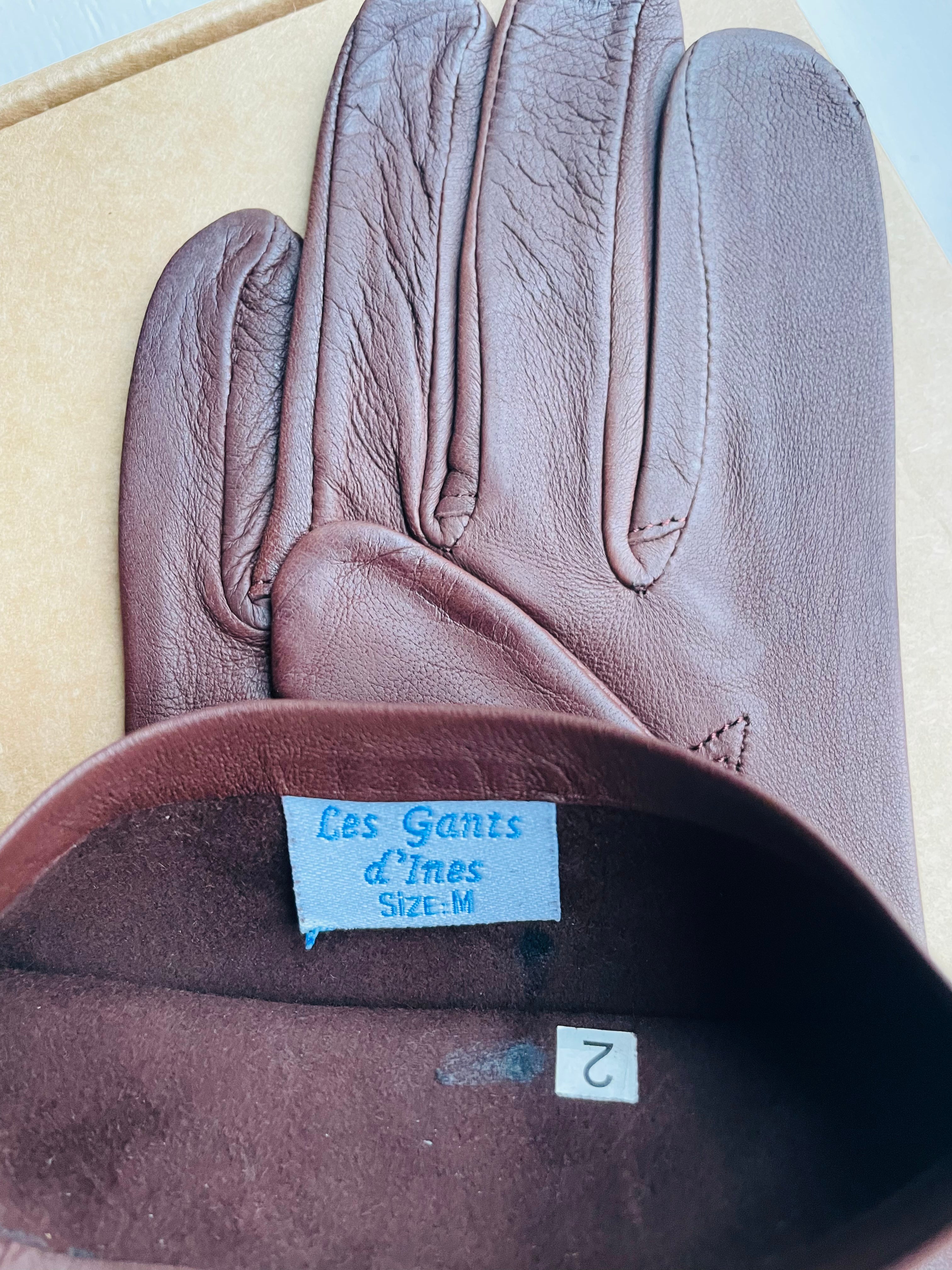 The shoes of the hands - Les Gants d'Ines